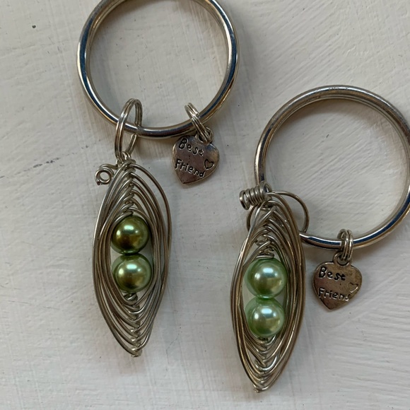 Best Friends keychains. “Two Peas in a Pod” - Picture 1 of 1
